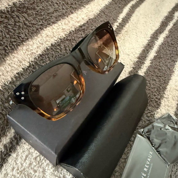 NEW IN BOX PRIVE REVAUX “THE CLASSIC “POLARIZED SUNGLASSES
52-22-150 - Picture 2 of 11